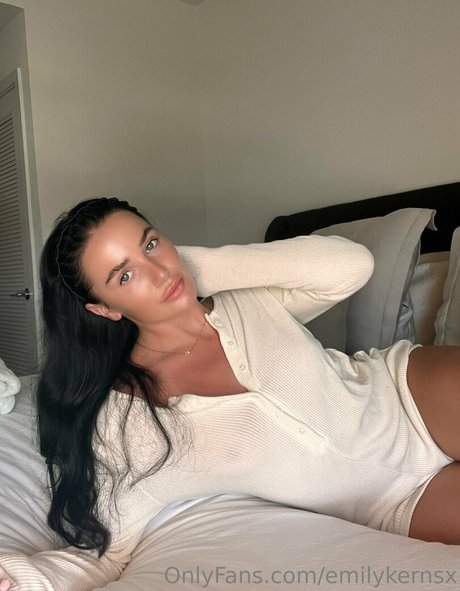 Naakte gelekte OnlyFans-foto van Emilykernsx