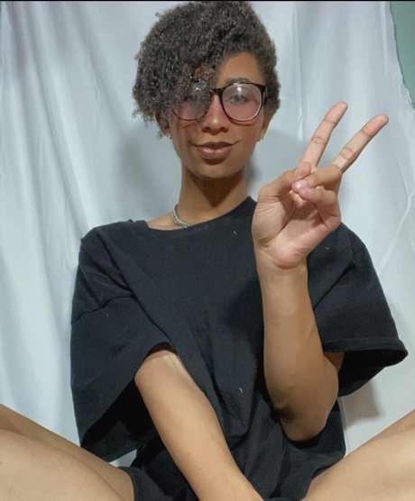 Foto di nudo di fuga di OnlyFans di Ivyevescarlet