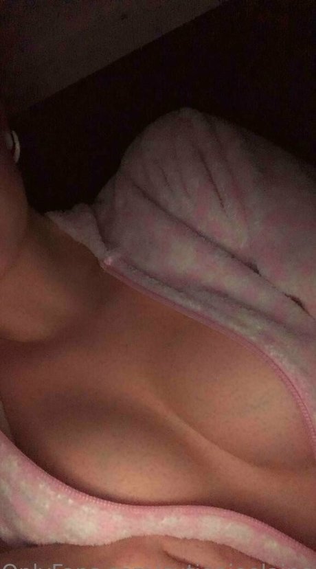 Naakte gelekte OnlyFans-foto van Cutiepieelain
