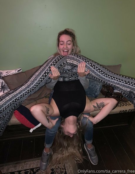 Naakte gelekte OnlyFans-foto van Tiacarrerafree