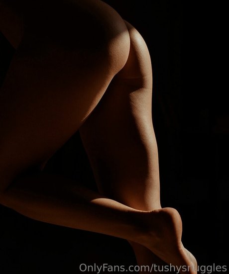 Naken läckt OnlyFans-bild av Tushy Snuggles