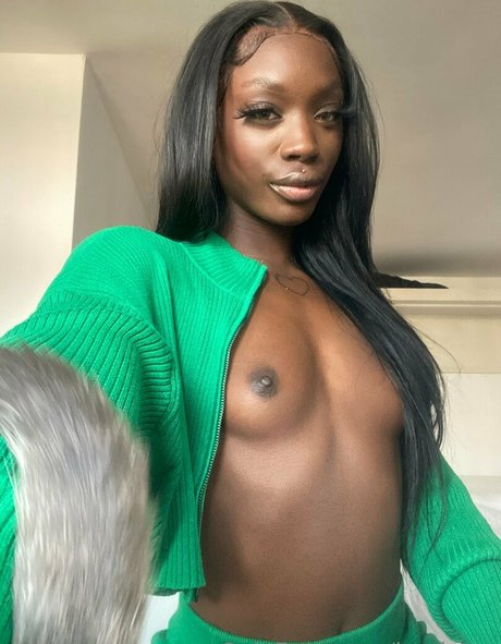 Alasti lekkinud OnlyFans-i pilt Lomlzara