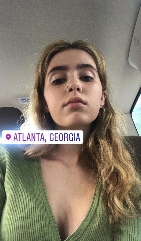 Naakte gelekte OnlyFans-foto van Clairo