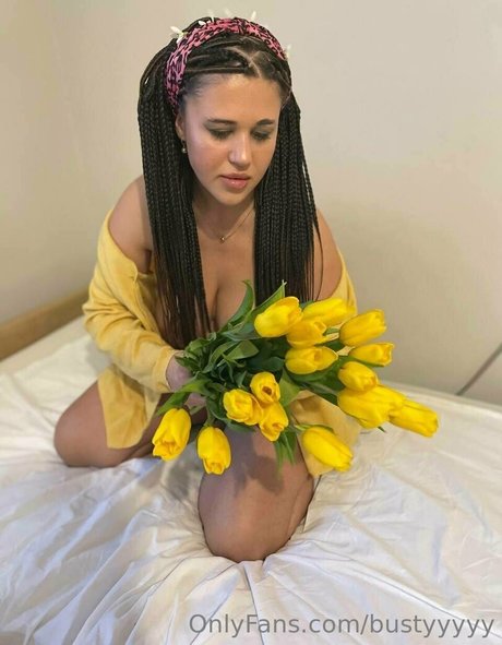 Naken läckt OnlyFans-bild av Bustyyyyy