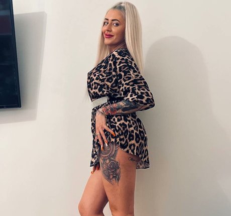 Alasti lekkinud OnlyFans-i pilt Aqueneisabell