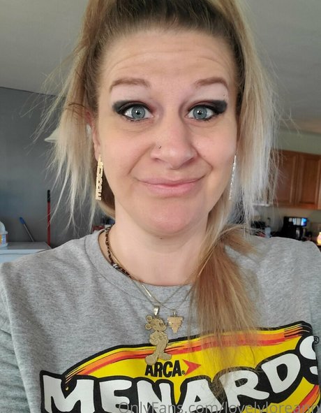 Alasti lekkinud OnlyFans-i pilt Lovelyloreann