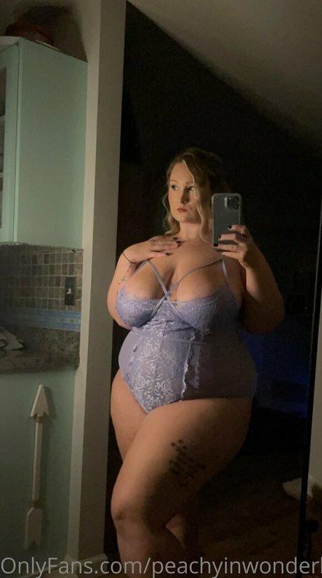 Naken lekkede OnlyFans-bilde av Peachyinwonderland