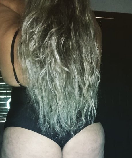 Nahá fotka uniklých OnlyFans od Elizabeth Delmondes