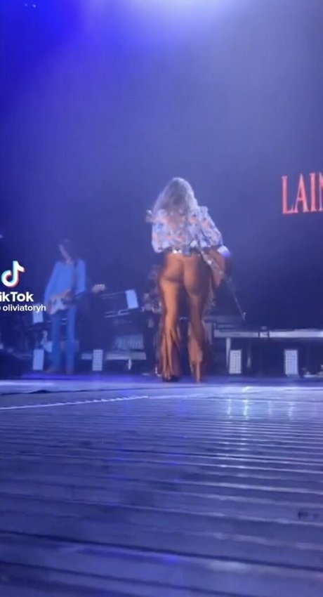 Обнаженная фотография утечки OnlyFans от Lainey Wilson