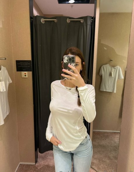 Alasti lekkinud OnlyFans-i pilt Kelseygil