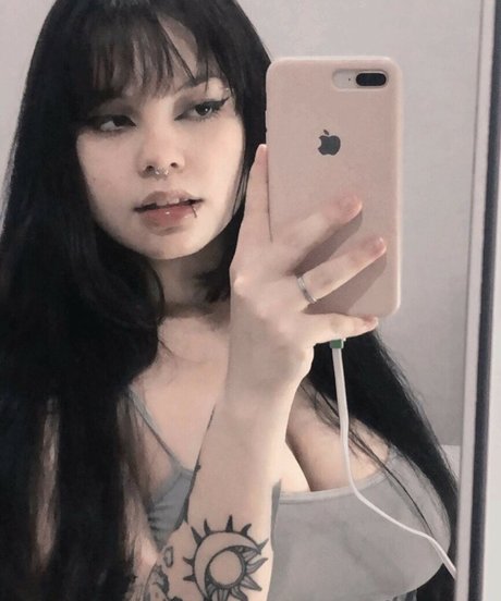 Naakte gelekte OnlyFans-foto van Luazineas