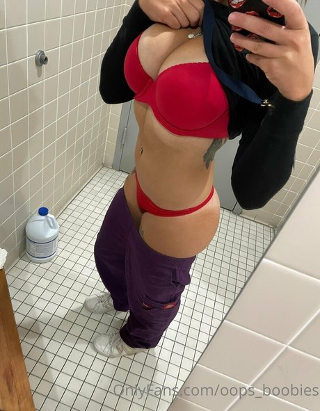 Naken lekkede OnlyFans-bilde av Oopsboobies