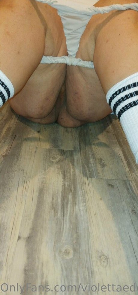 Naakte gelekte OnlyFans-foto van Violettaeden