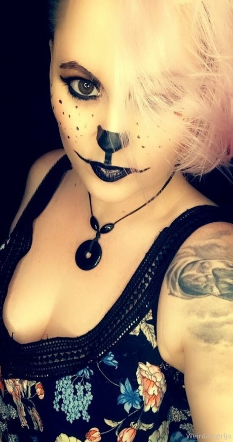 Alasti lekkinud OnlyFans-i pilt Weirdartgirljo