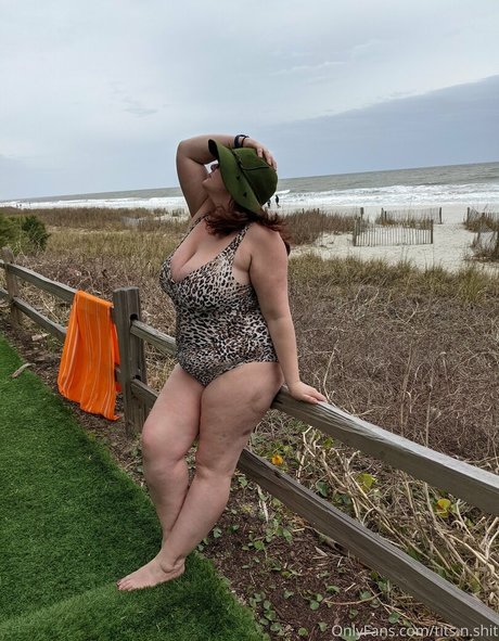 Naken läckt OnlyFans-bild av Titsnshit