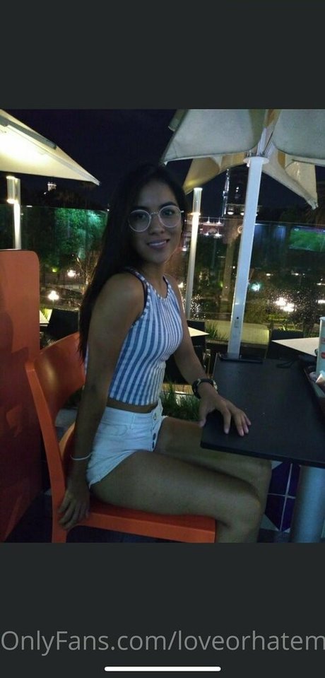 Alasti lekkinud OnlyFans-i pilt Eatmedaily