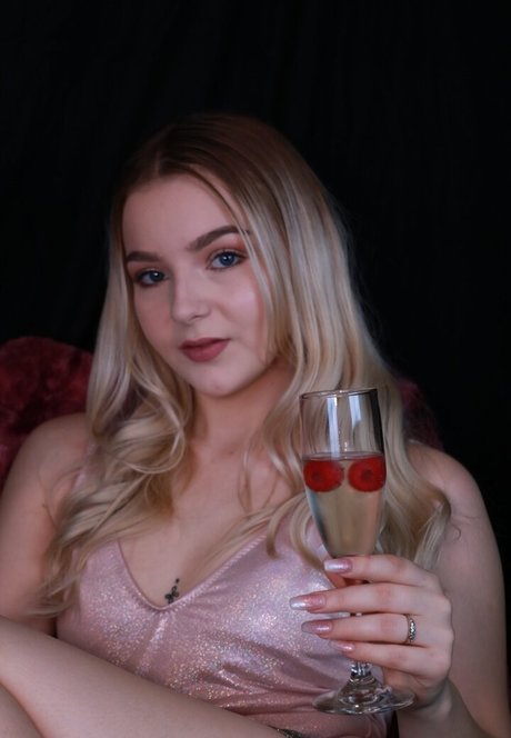 Alasti lekkinud OnlyFans-i pilt Kat Soles