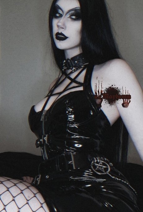 Naken lekkede OnlyFans-bilde av May Hemm