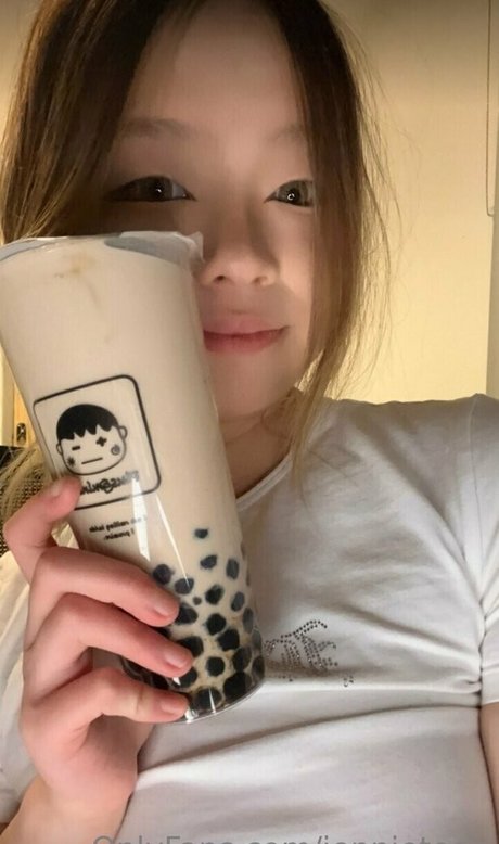 Naakte gelekte OnlyFans-foto van Jennieteen