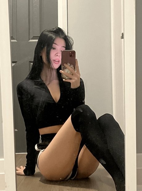 Nacktes geleaktes OnlyFans-Foto von Surelynotsi