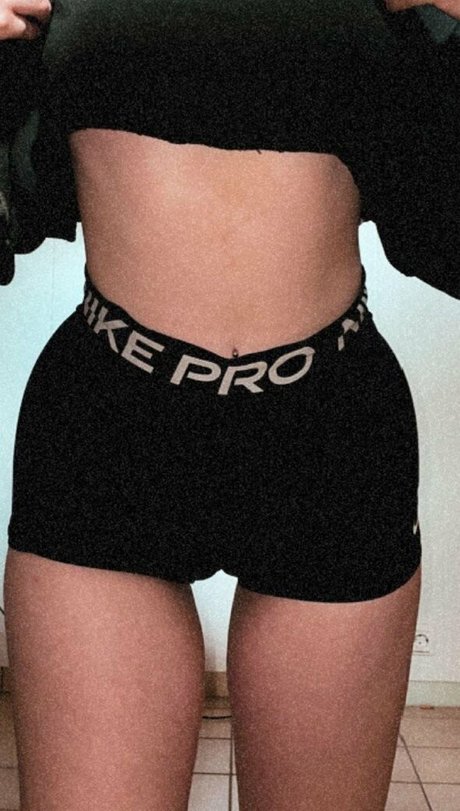 Naken lekkede OnlyFans-bilde av Larissaxadventures