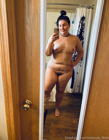 Naken läckt OnlyFans-bild av Treasurefilms