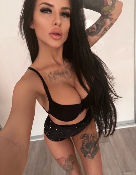 Обнаженная фотография утечки OnlyFans от Barbie Esm