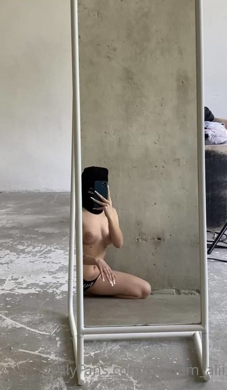 Naken lekkede OnlyFans-bilde av Madamali