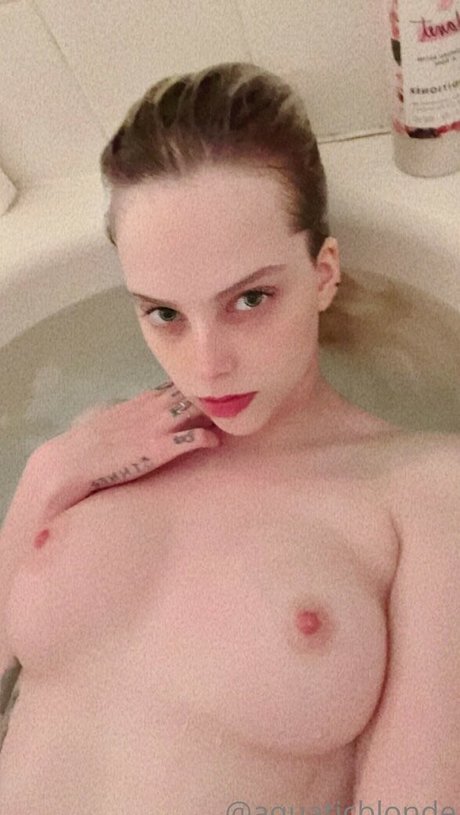 Nahá fotka uniklých OnlyFans od Porcelainblues