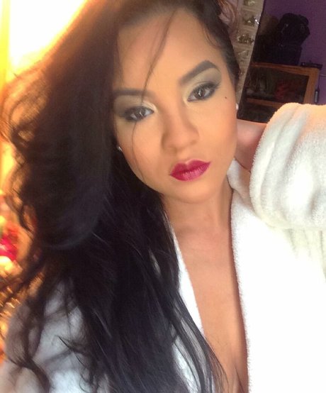 Nacktes geleaktes OnlyFans-Foto von Toni Salina Chee Young