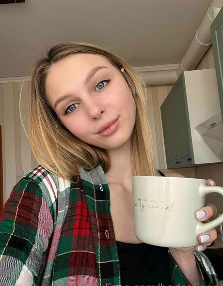 Alasti lekkinud OnlyFans-i pilt Badsofiaaa