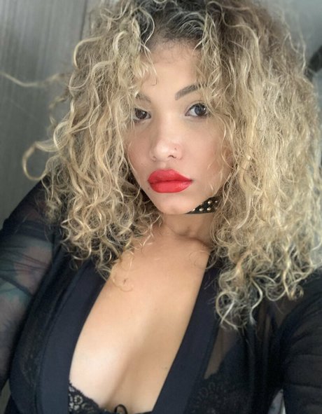 Nahá fotka uniklých OnlyFans od Marcelaguzman