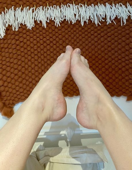 Naken lekkede OnlyFans-bilde av Lucyfeetandtoes