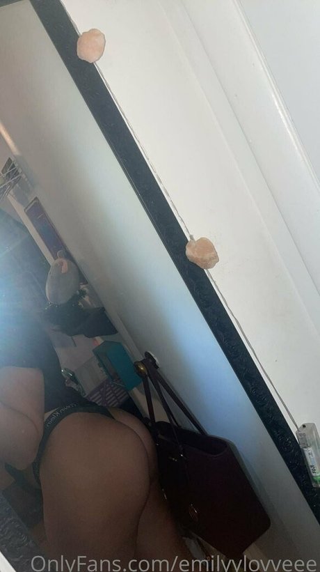 Nahá fotka uniklých OnlyFans od Emilyylovveee