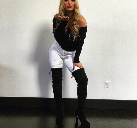 Naakte gelekte OnlyFans-foto van Kimi Mcfarland