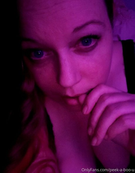 Naakte gelekte OnlyFans-foto van Peekaboou