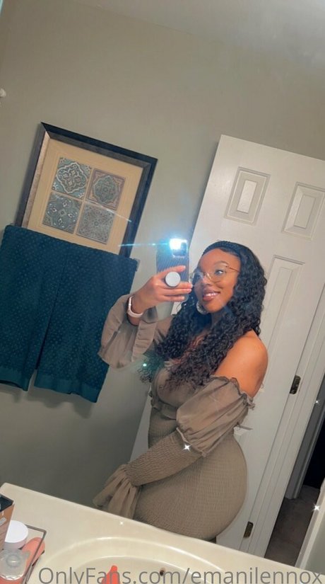 Naakte gelekte OnlyFans-foto van Emanilennox