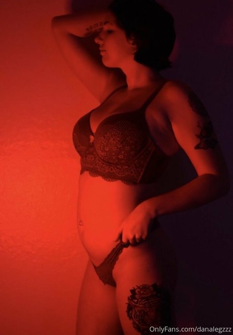 Naakte gelekte OnlyFans-foto van Danalegzzz