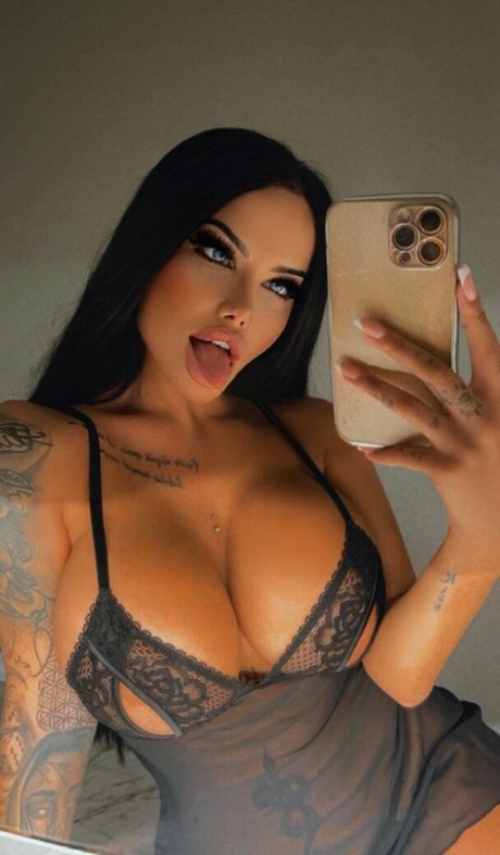 Naakte gelekte OnlyFans-foto van Enisesudeofficial