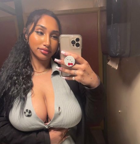 Naken läckt OnlyFans-bild av Jeanette Prakash