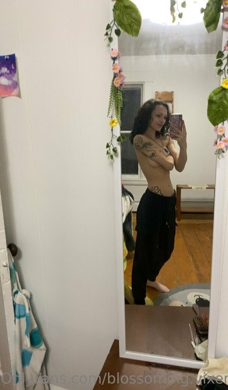 Naken lekkede OnlyFans-bilde av Blossomingvixen
