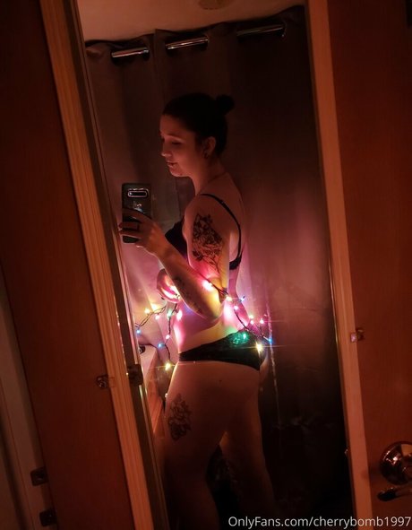 Nahá fotka uniklých OnlyFans od Cherrybomb1997