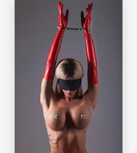 Naken lekkede OnlyFans-bilde av Handcuffs