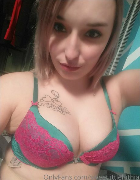 Naakte gelekte OnlyFans-foto van Sweetlittleluthia