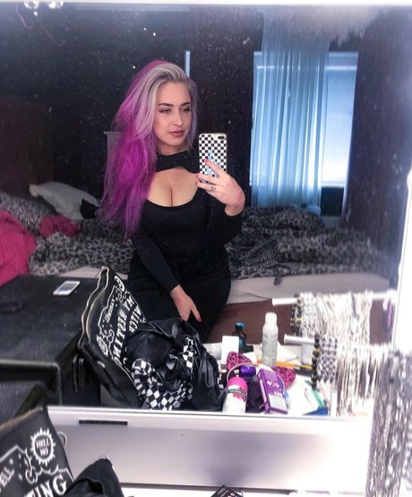 Alasti lekkinud OnlyFans-i pilt Copycatish