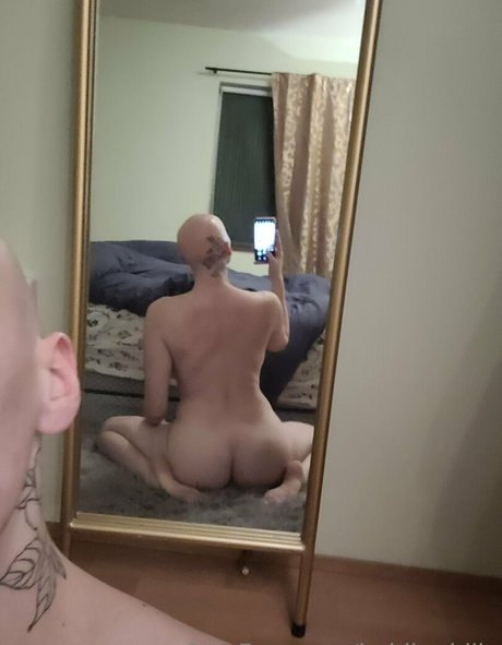 Naken läckt OnlyFans-bild av Baldbaddiie