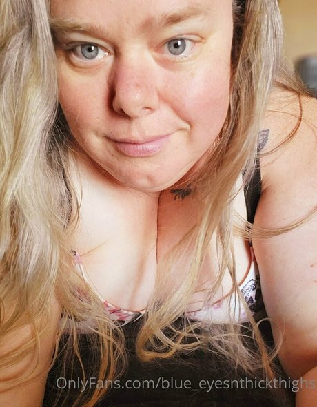Nacktes geleaktes OnlyFans-Foto von Blueeyesnthickthighs