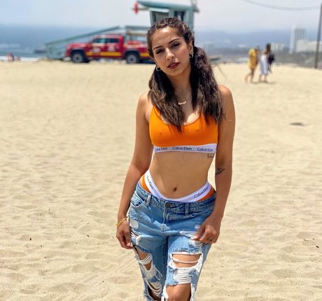 Naakte gelekte OnlyFans-foto van Simmi Singh