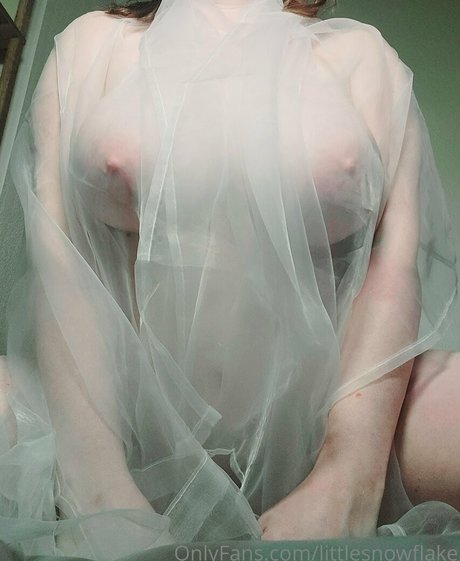 Naakte gelekte OnlyFans-foto van Littlesnowflake