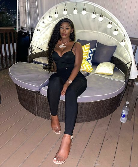 Nacktes geleaktes OnlyFans-Foto von Nonniebaby